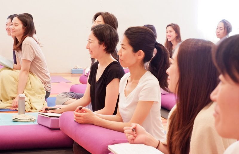 笑顔で話しに聞き入っている数人の生徒さんの横顔