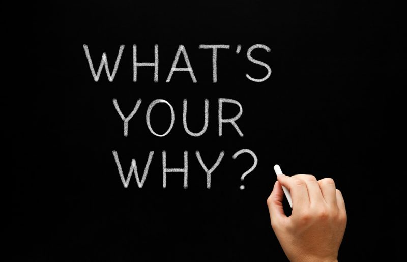黒板にチョークで書かれたWHAT'S YOUR WHY?の文字
