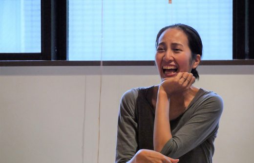 笑顔であごに肘をついているサントーシマ香先生