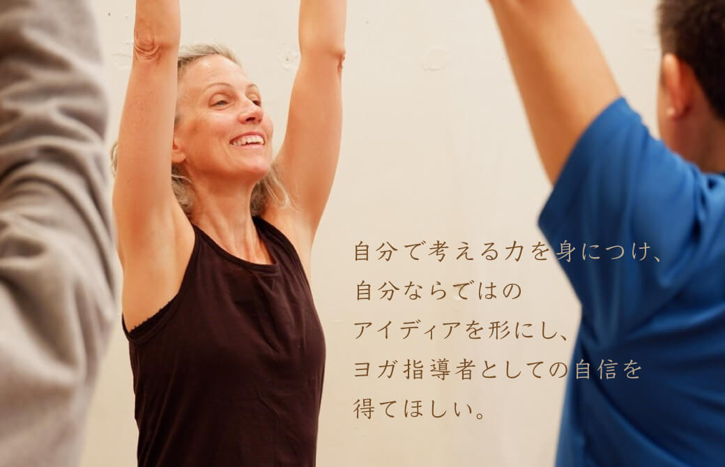 ヨガクラスの中でのマリア先生