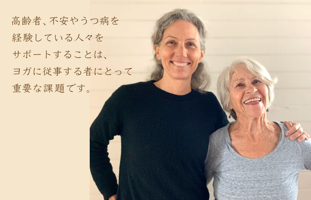 シニアの方と肩を組むマリア先生