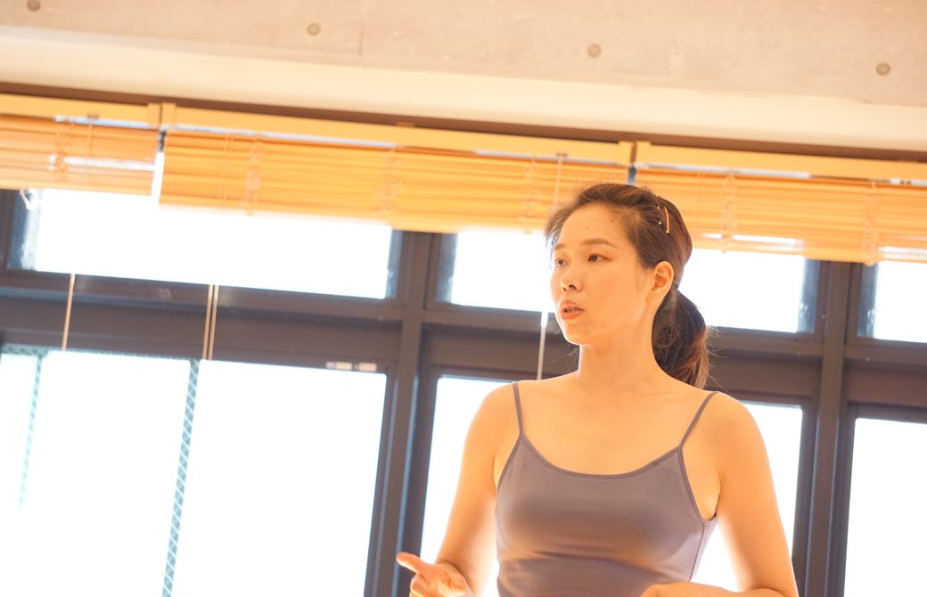 佐久間涼子先生が周りを見渡しながら歩いている。