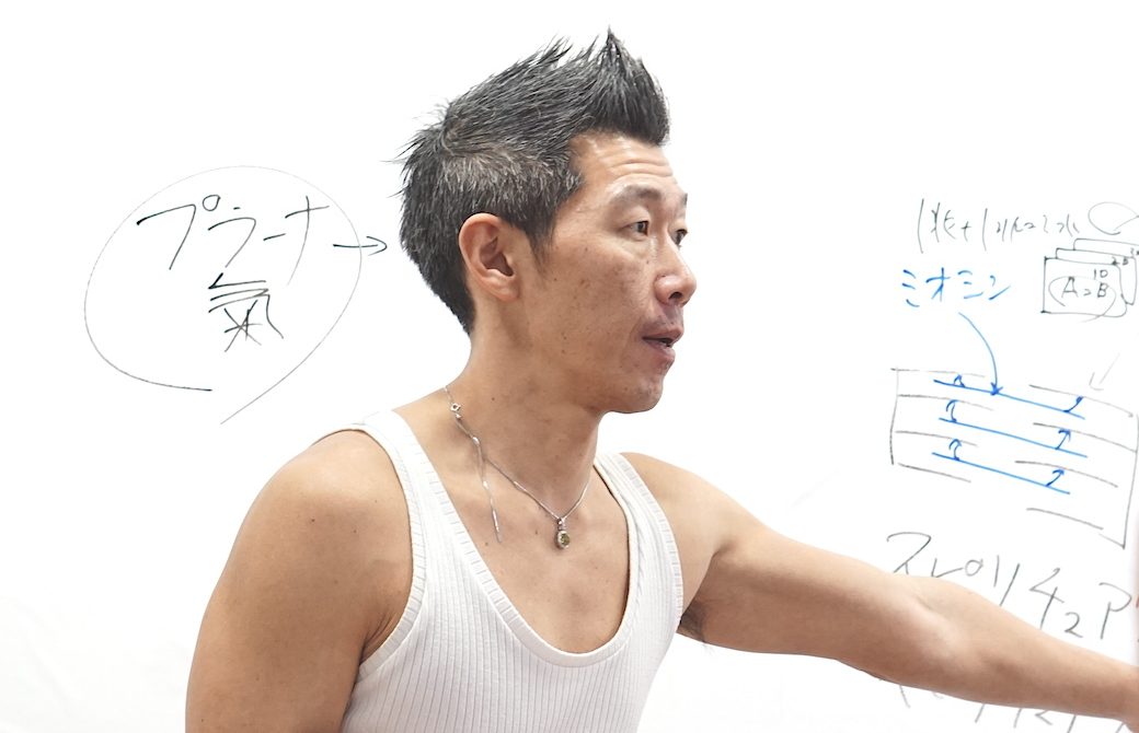 中島正明先生がホワイトボードの前で講義している