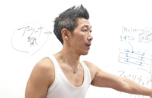 中島正明先生がホワイトボードの前で講義している