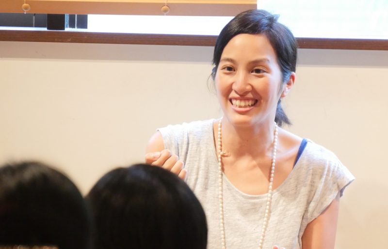 サントーシマ香先生が笑顔で話をしている