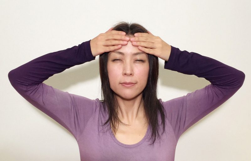 顔ヨガ　飯田順子ポーズ写真