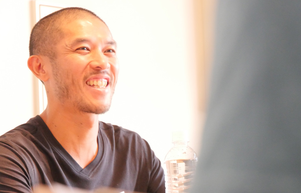 佐藤ゴウ先生が人間力を高める講座で笑顔でお話されている様子