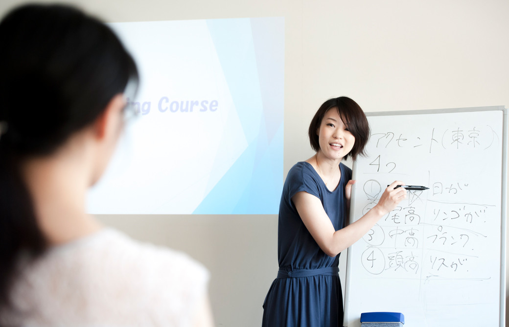 高橋淳子先生の声・話し方をテーマにしたスキルアップヨガ講座。ホワイトボードを使用して説明している先生
