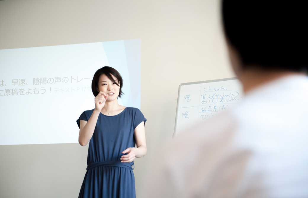 高橋淳子先生が生徒さんにアドバイスをしている様子