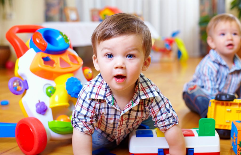 外国の二人の子どもがおもちゃで遊んでいる