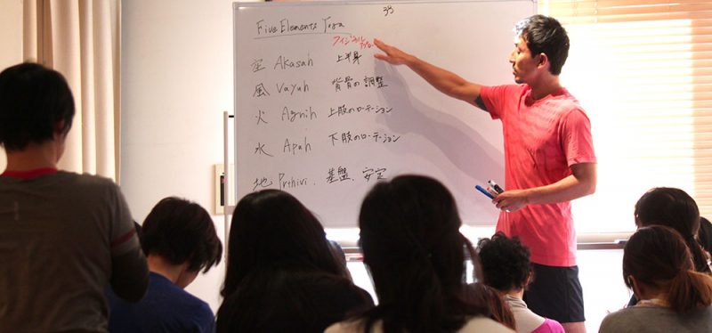 指差すトシ先生