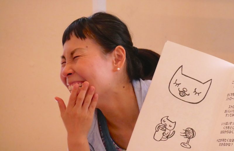 にっこり笑っている片岡まり子先生