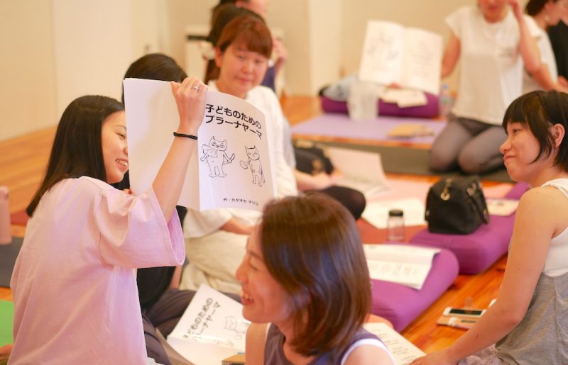 絵本を持って先生役をやっている生徒さん