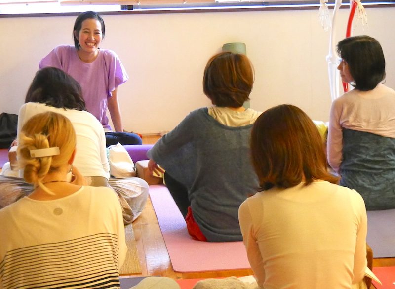 生徒さんとの会話中に笑顔で対応するサントーシマ香先生
