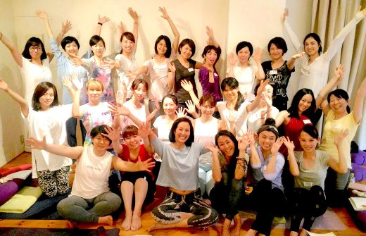 サントーシマ香先生とムーンサイクル指導者養成講座受講生のみなさんの集合写真