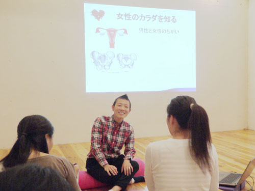プロジェクター画面と高尾先生