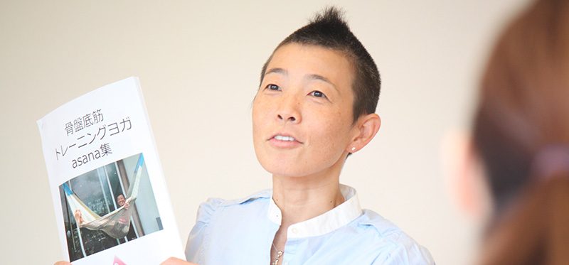 テキストをもつ高尾先生