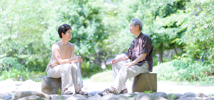 野口夫妻が見つめ合っている