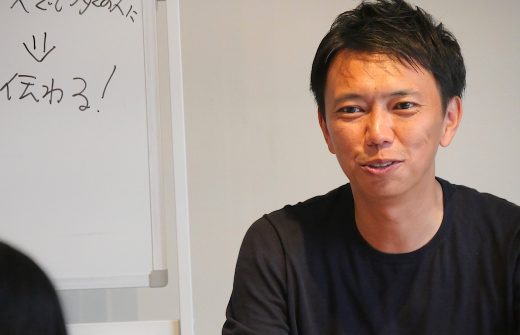 ホワイトボードの前で語るMIKIZO先生