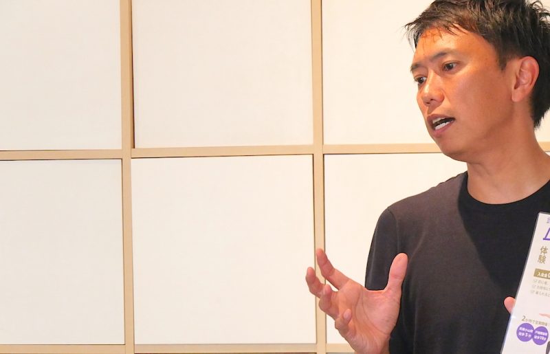 手にチラシを持って話ているMIKIZO先生