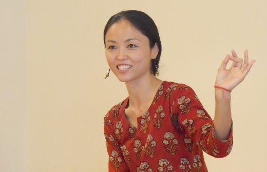 YUKI先生が手を使ったインド式の数の数え方を教えている