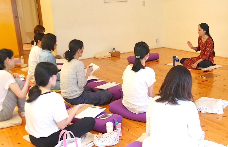 生徒さんからの質問に答えているYUKI先生