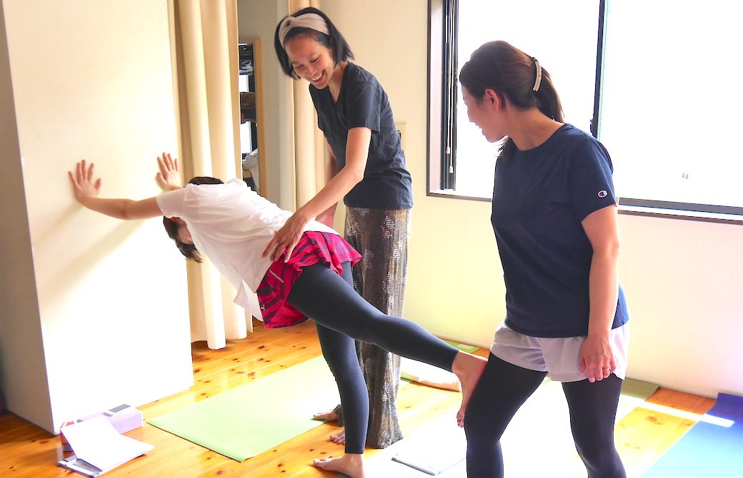 サントーシマ香先生が生徒さんへアジャストしている