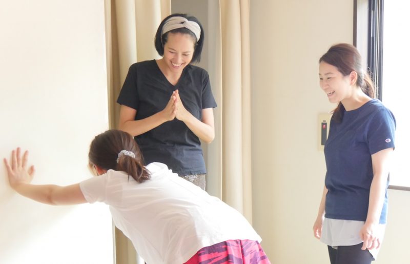 サントーシマ香先生と生徒さんが笑顔でティーチングの練習をしている
