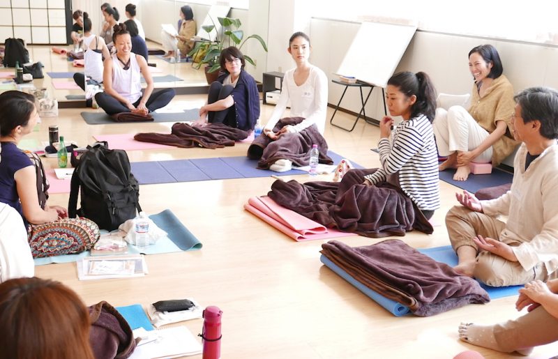 自己紹介タイムでみんなで話を聞いている様子