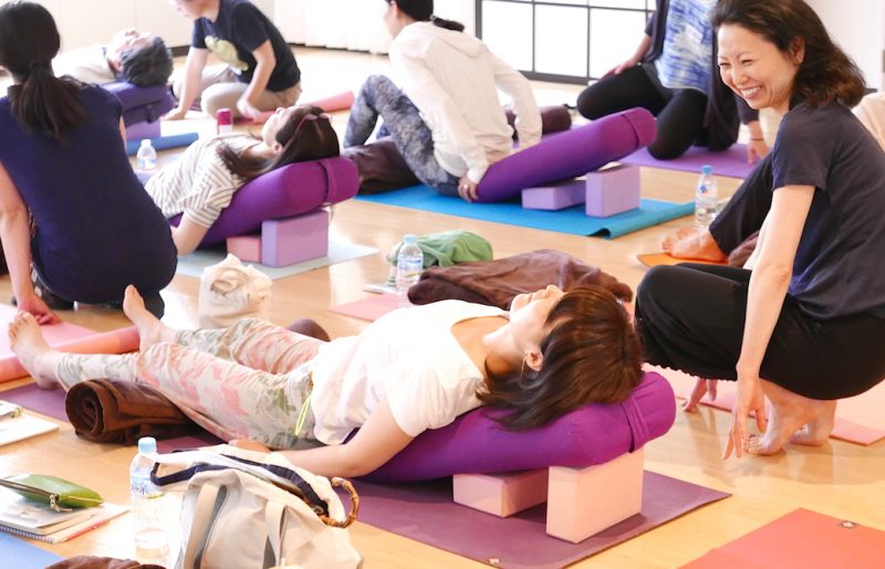 生徒さん同士でプロップスを使った仰向けのポーズを試している