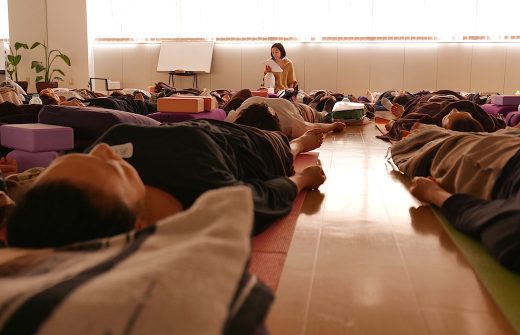 サントーシマ香先生がヨガニードラのクラスをしている様子