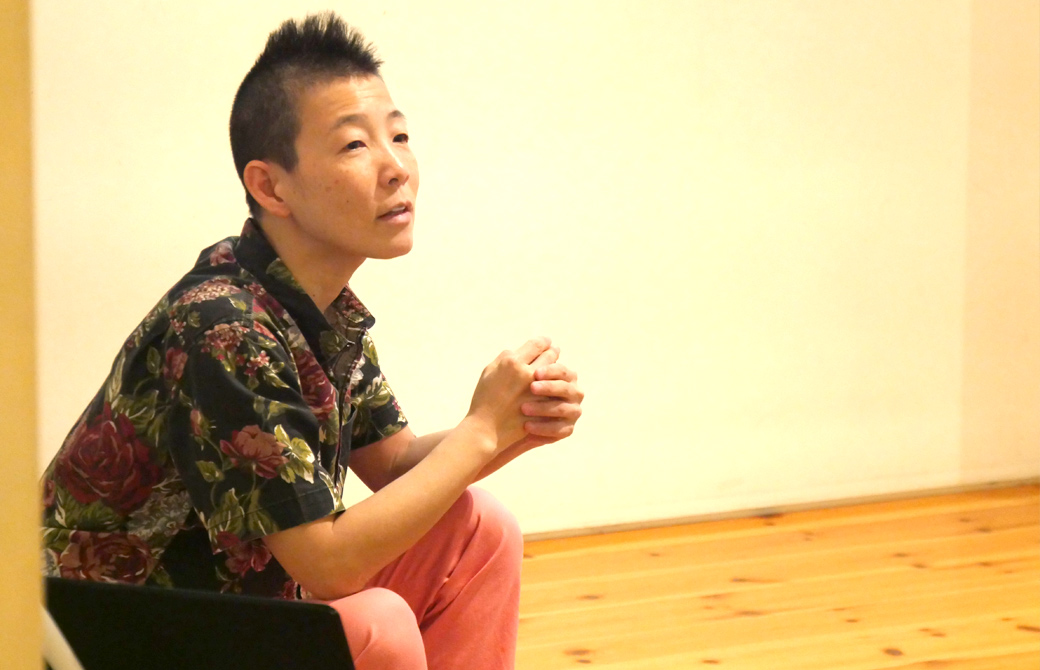 サントーシマ香RYT200のマタニティのクラス風景。講師(高尾美穂)が生徒さんの質問に答えている