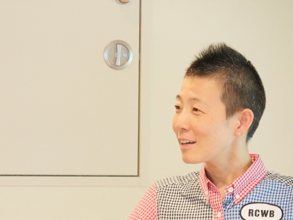 サントーシマ香先生のRYT200医学×ヨガの講座で授業している様子