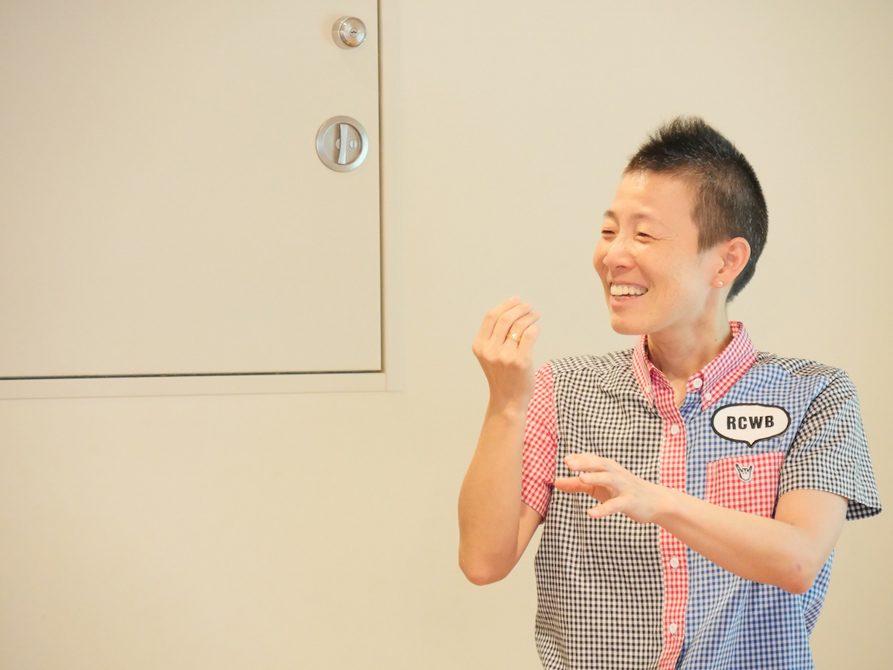 サントーシマ香先生のRYT200、医学×ヨガの講座で高尾美穂先生が講義をされている様子
