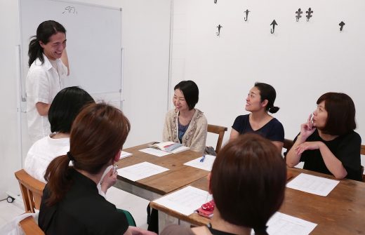 和也先生が笑顔で講義している