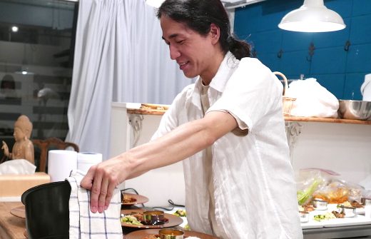 料理を盛り付けている和也先生