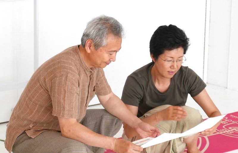 生徒さんの体調チャートをクラス前に確認している野口夫妻
