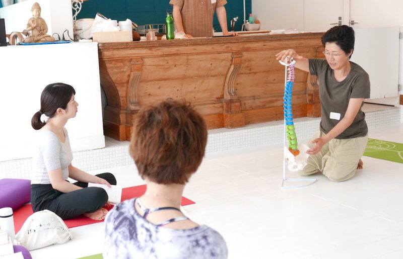 背骨の模型を使用して説明している野口みどり先生