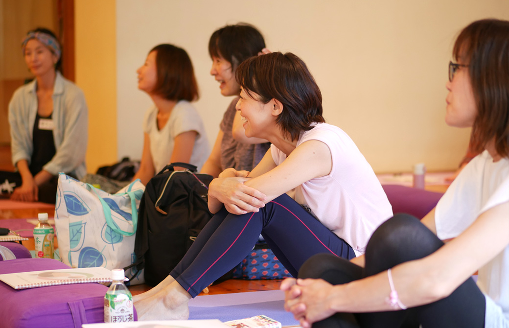 キッズヨガ指導者養成講座第一期の様子。片岡まり子先生の話に笑顔で聞き入る生徒さん