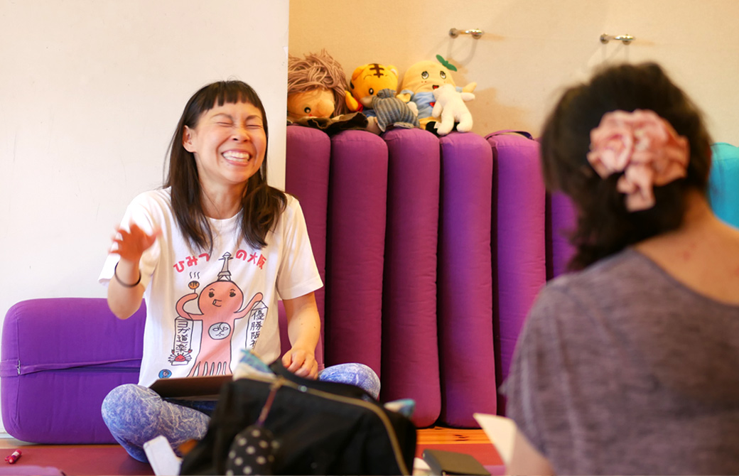 キッズヨガ指導者養成講座第一期の様子。片岡まり子先生の満面な笑顔