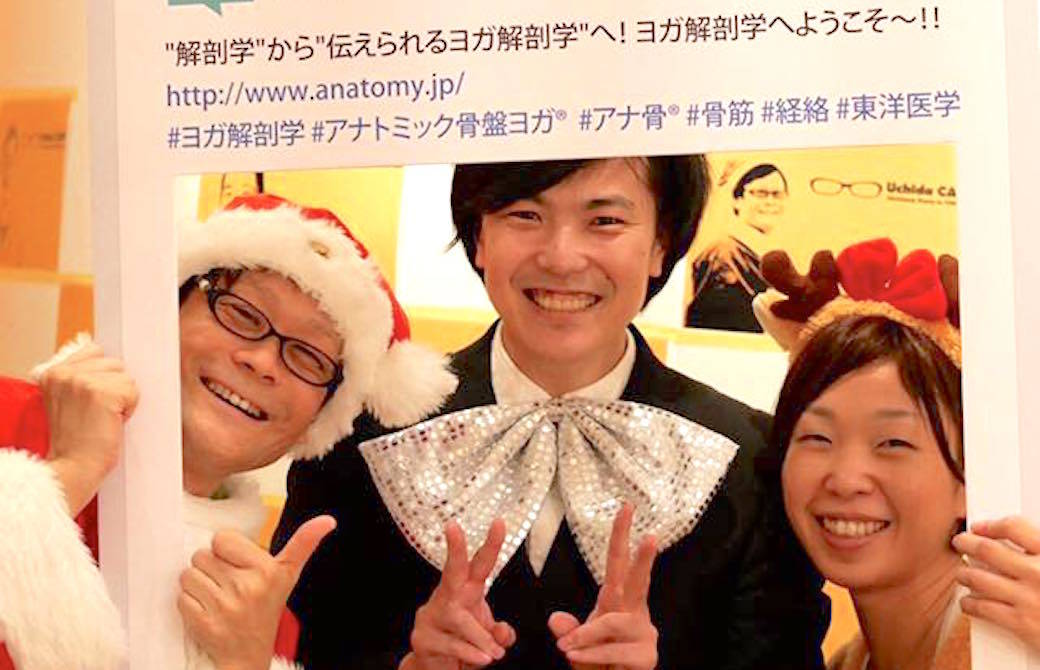 クリスマスのコスチュームを着た内田先生、ぐっち、のりこ先生が笑顔でピースサインしている