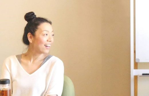 川原朋子先生がハート・オブ・ヨガの指導者養成講座無料説明会でお話されている様子