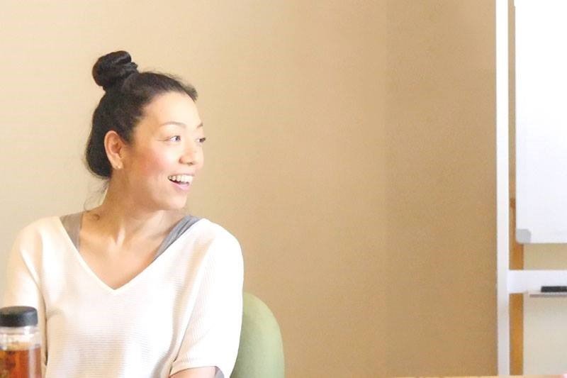 川原朋子先生がハート・オブ・ヨガの指導者養成講座無料説明会でお話されている様子
