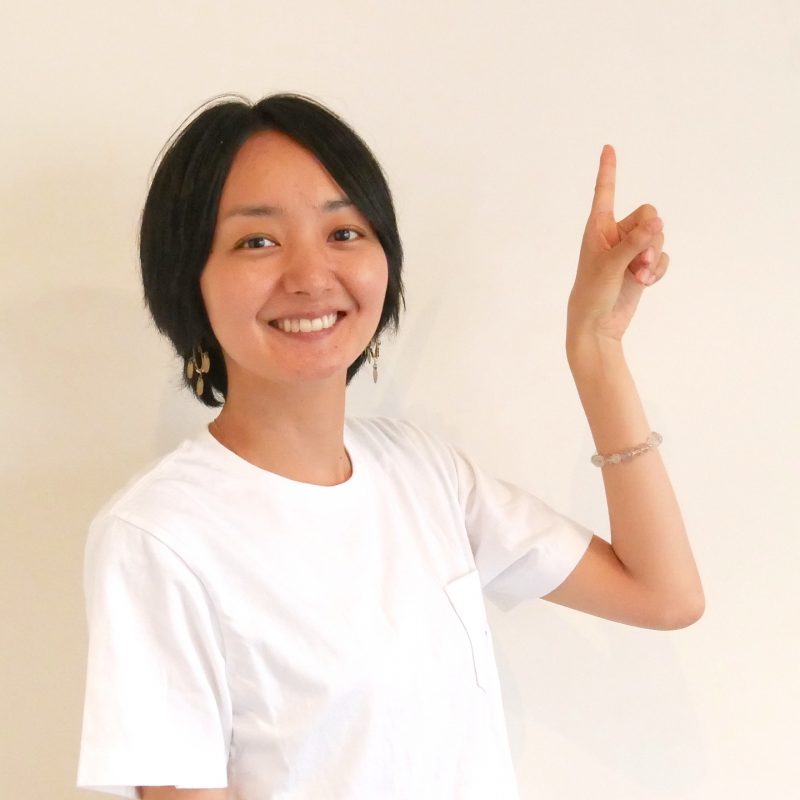 コメント用の写真ざっくが笑顔で人差し指をたてている