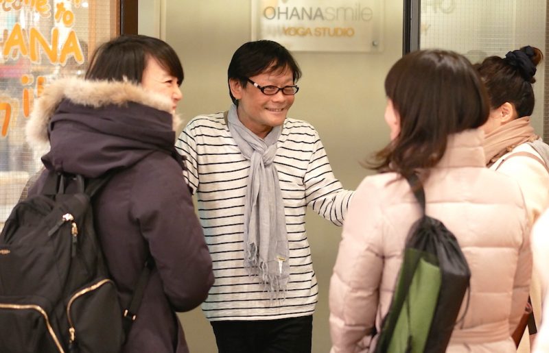 内田先生が生徒さんをお見送りしている