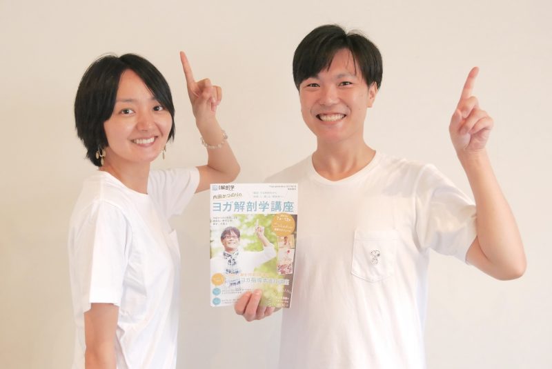 ぐっち先輩とざっくが内田先生のパンフレットを持って笑っている