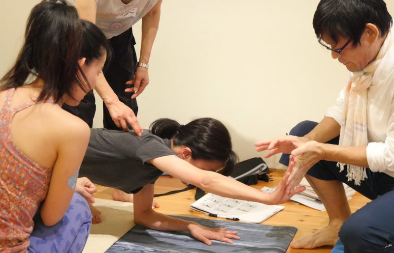 内田先生が生徒さんへ指導している