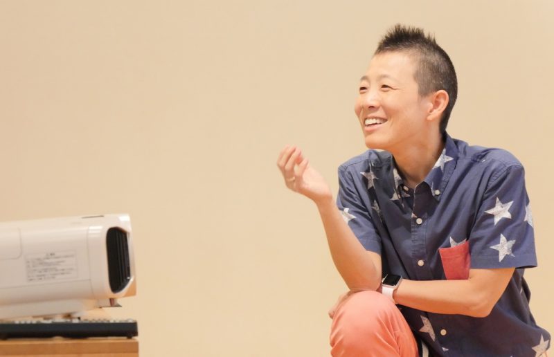 笑顔で話す高尾美穂先生