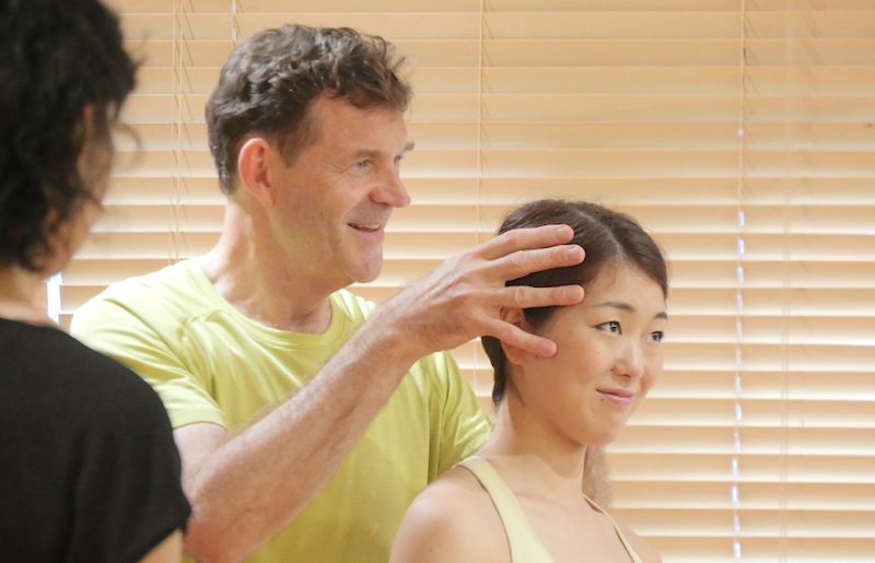 生徒さんの頭の動き方について手を添えてレクチャーしているジェレミー先生