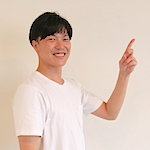 コメント用の写真ぐっち先輩が笑顔で人差し指をたてている